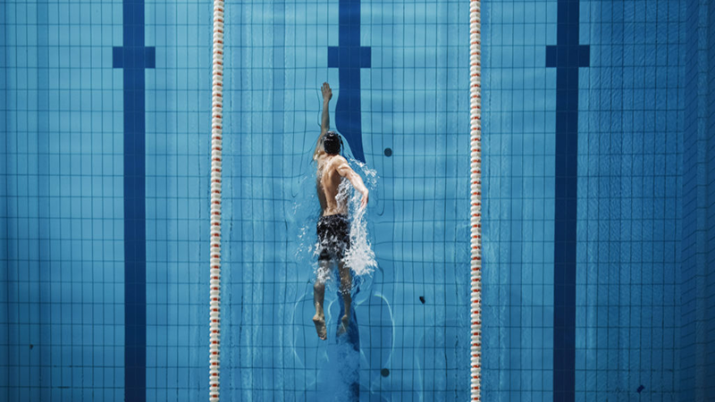 Professioneller Schwimmer Athlet Lorenzo Fürg Trainvolution